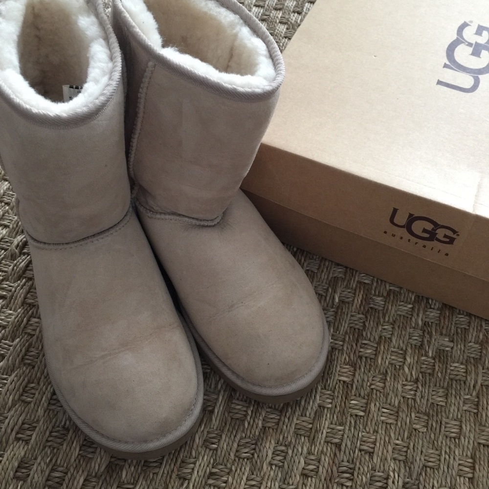 UGG Classic Short. Sand, size 7 (fits 7 1/2 & 8). - Picture 1 of 8